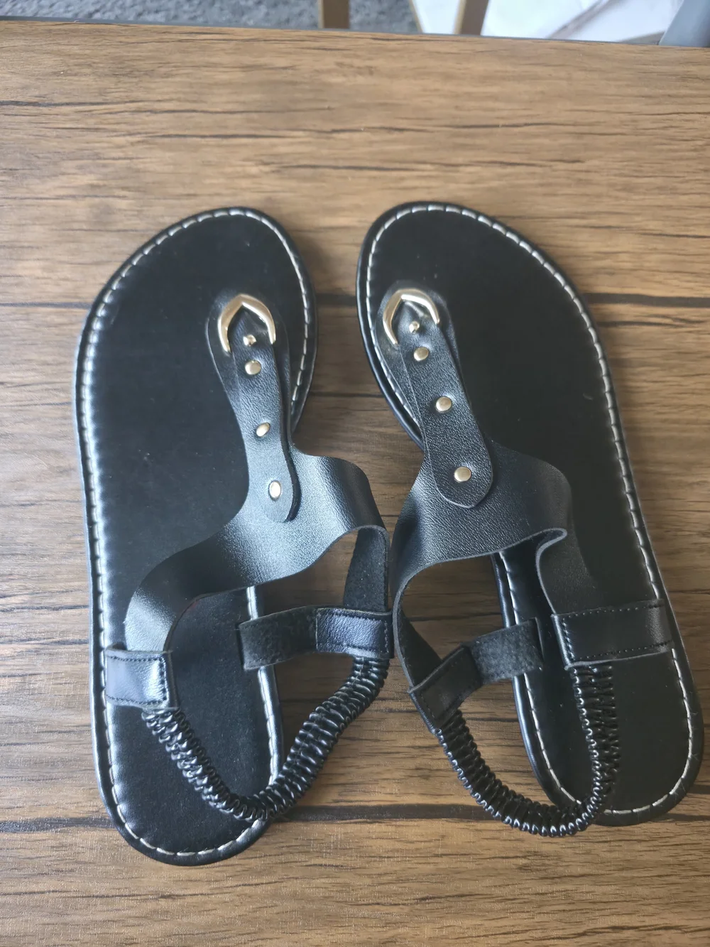 SHEIN Black Strappy Toe-Loop Sandals with Gold Accent